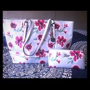 🎉Sold🎉 Guess purse with matching wallet.